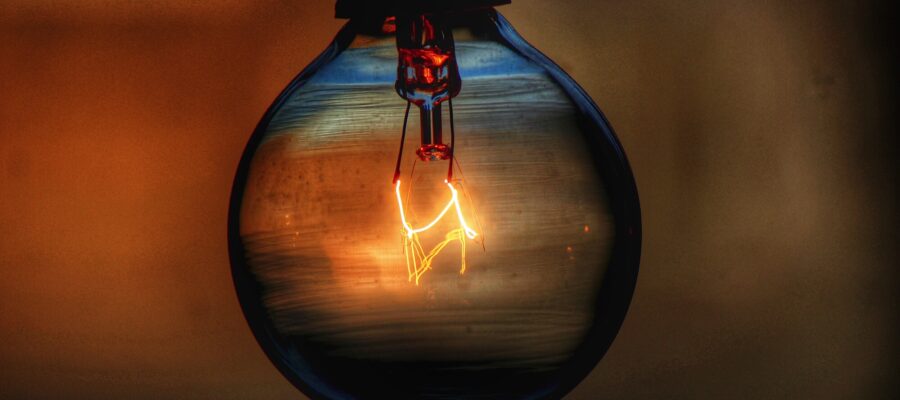 Quién inventó la electricidad